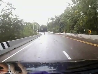 Victime d'un accident spectaculaire, ce motard s'en sort miraculeusement !