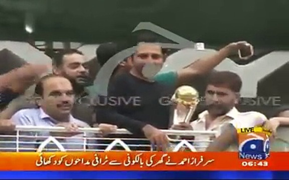 PAKISTANI CAPTAIN Sarfaraz singing mauka mauka alongside fans