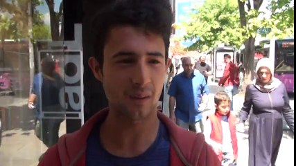 Boksör Olabilmek İçin Mendil Satıyor