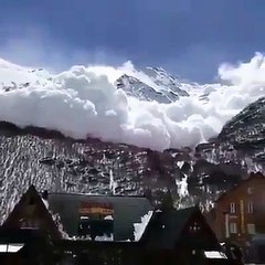 Ilk bakışta, kar çığ gibi görünüyor. Ama gerçek bir bulut.