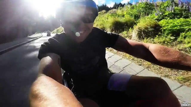 Il fait brutalement chuter une femme avec sa luge d'été