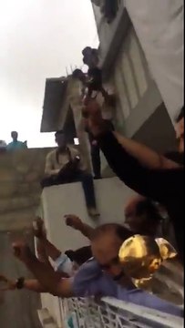 Sarfraz Ahmed singing Moka Moka with Fans