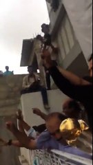 Sarfraz Ahmed singing Moka Moka with Fans