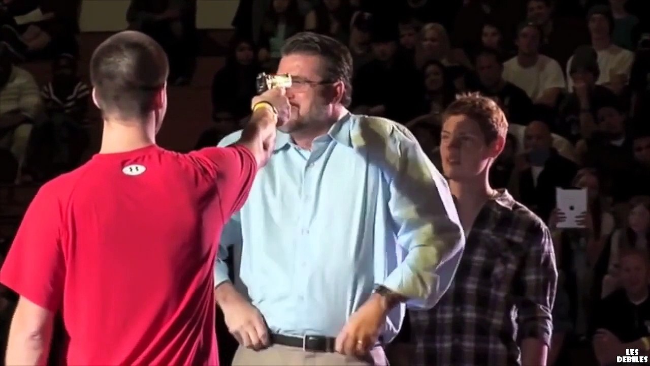 Hallucinant : Il désarme deux hommes en quelques secondes