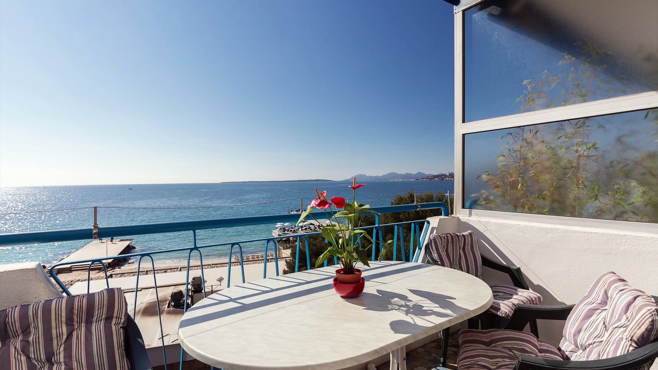 Immobilier Juan-les-Pins 06160 - Location de Vacances - Appartement 2 pièces en front de mer