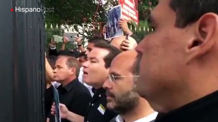 Protesta de diputados opositores en la Comandancia de la GNB