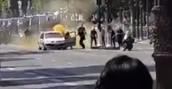 Police Drag Driver Involved in Champs-Elysees Ramming Attack From Vehicle