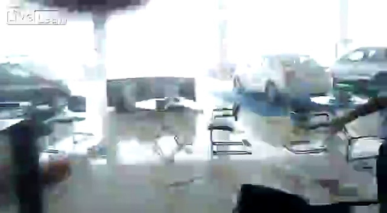 Une violente tempête détruit les vitres d'un concessionnaire