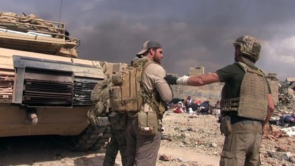 Un humanitaire prend d’énormes risques pour sauver une petite fille prise au milieu de tirs avec Daesh