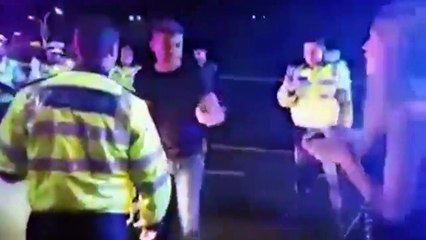 Il met un coup de genoux dans les boules d'un policier.