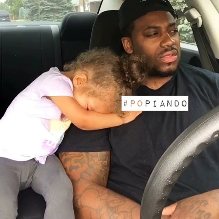 Sa fille se met à pleurer. La réaction du père est la plus belle chose que vous verrez aujourd'hui