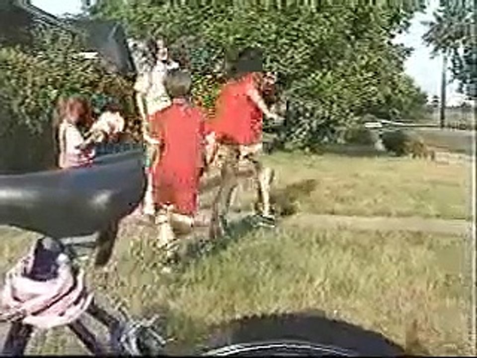 La Mère est en colère quand lui dessus, quand elle découvre ce qu'il veut, elle en panique