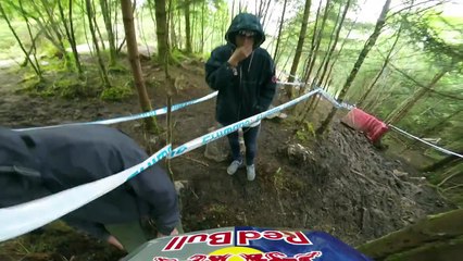 Rachel Atherton se remet l'épaule en place durant une course