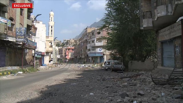 نزوح عشرات الآلاف من سكان حي الكمب بتعز