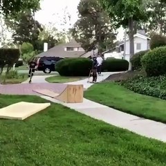 Un jeune faut un back-flip en trottinette qui a failli lui coûter sa vie !!