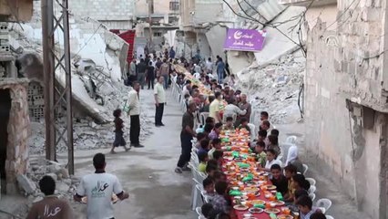 Suriye'de Kuşatma Altındaki Duma'da Açık Havada Iftar Sevinci