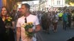 Belle preuve de solidarité à londres quand des centaines de personnes viennent déposer des fleurs à la mosquée attaquée !