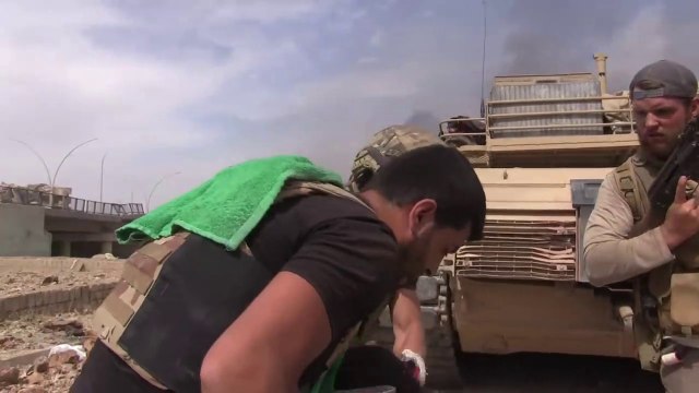 Cette humanitaire va risquer sa vie pour sauver une fillette alors que les soldats de Daesh tirent