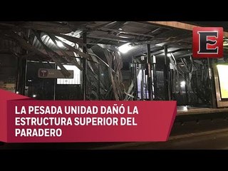 Tráiler impacta contra estación Xola del Metrobús
