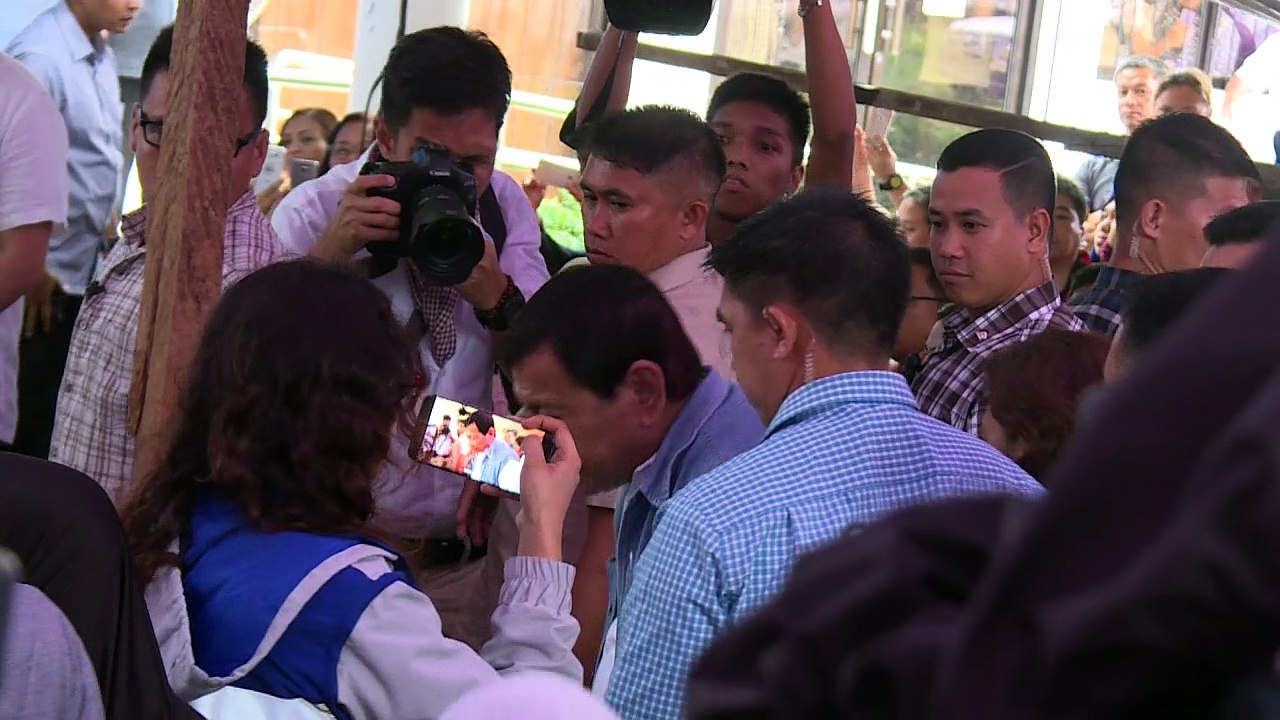 Presidente filipino pede desculpas por lei marcial