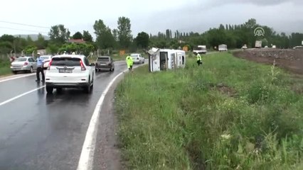 Yolcu Minibüsü Ile Kamyonet Çarpıştı: 8 Yaralı