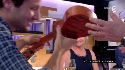 C à vous : le touchant cadeau de Vianney à Anne-Sophie Lapix