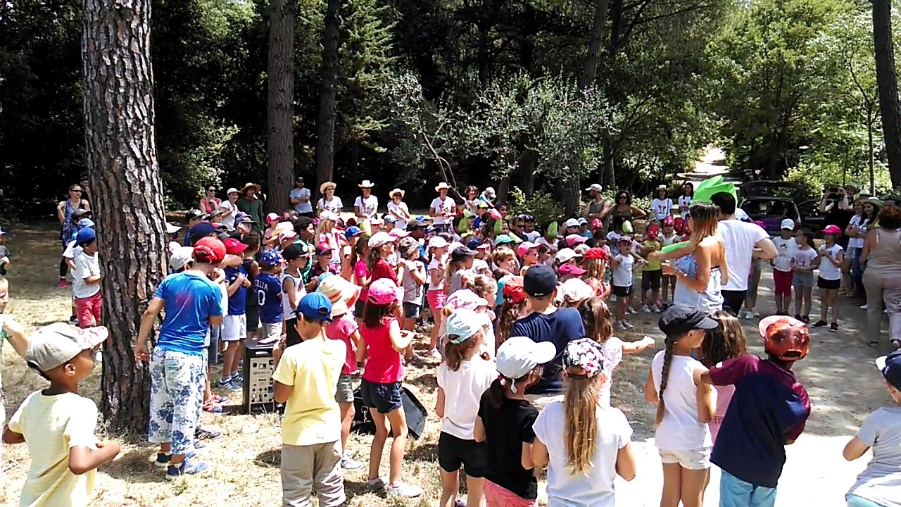 Charlotte danse dans le Parc du Terral
