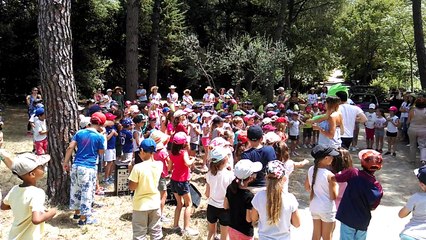 Charlotte danse dans le Parc du Terral