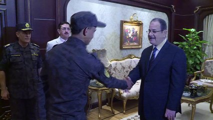 وزير الداخلية يكرم مجند الأمن المركزي الذي تصدي لاقتحام كمين العريش (فيديو)