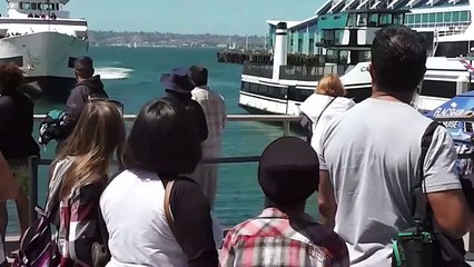 Ce bateau arrive trop vite au port et se crash sur le ponton. Drame évité de peu