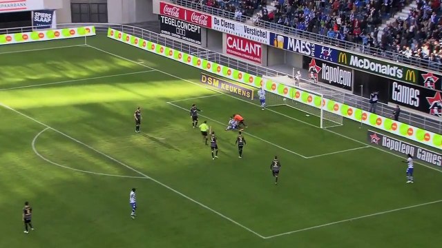 Football - Un gardien p?te les plombs apr?s un choc avec l'attaquant adverse