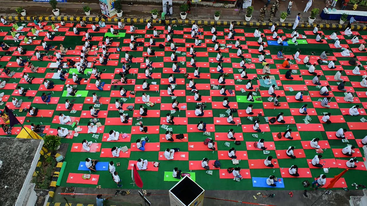 India celebra día del yoga