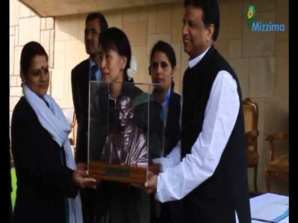 Aung San Suu Kyi laying wreath at the Samadhi of Mahatma Gandhi in New Delhi on 14 November 2012