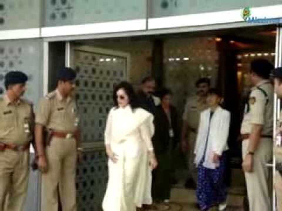 Aung San Suu Kyi arrives in India, Burmese greeted her
