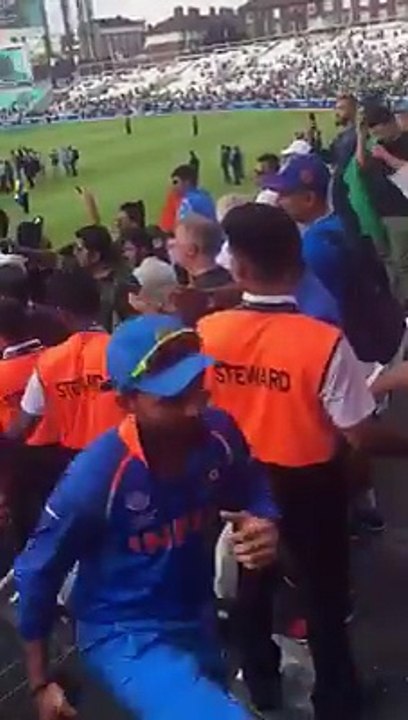 dhoni angry with pakistani crowd after losing final champion trophy 2017