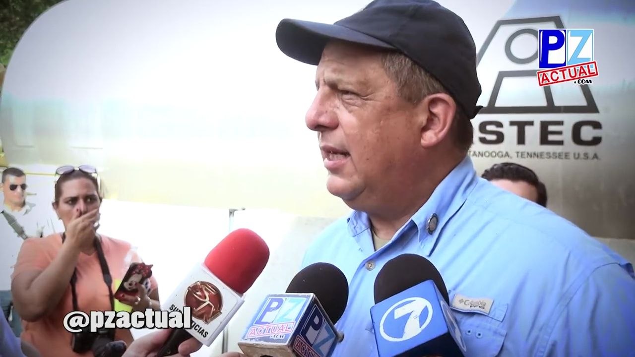 Le président du Costa Rica gobe une guêpe pendant une interview