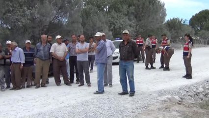 Ayvalık'ta Köylülerin Tozlu Yol Protestosu... Yolu Kapattılar