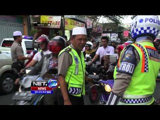 Polres Jember Bagikan Takjil Pada Pengendara yang Terkena Tilang - NET5