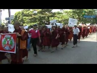 Thousands of monks protest in Myanmar against OIC