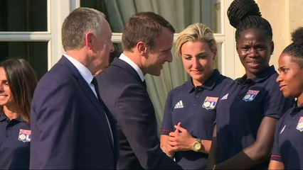 E. Macron reçoit l’équipe féminine de football de l’OL