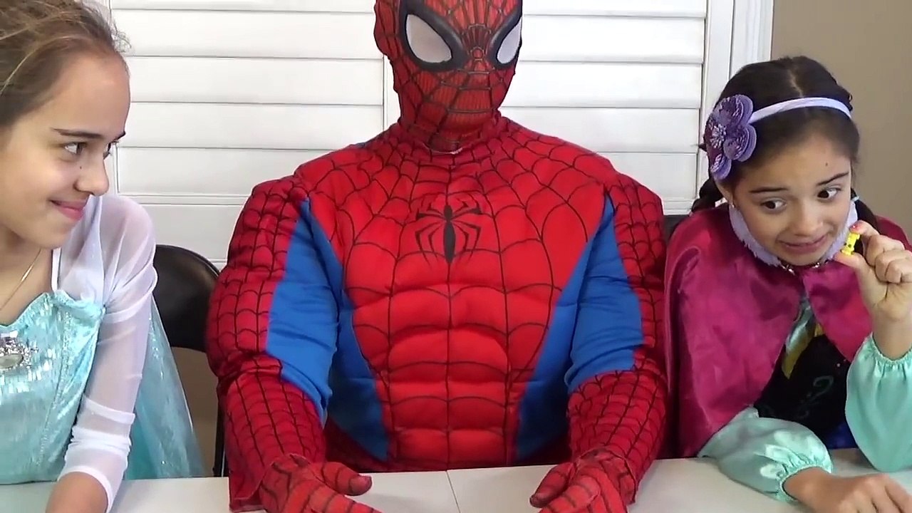 Gelé contre homme araignée dans réal vie fait du de la glace crème amusement super-héros film