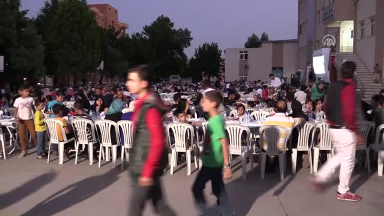 Türkiye Diyanet Vakfından Suriyelilere Iftar - Izmir