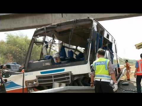 Live Report Kondisi TKP Kecelakaan Tol Palikanci - NET16