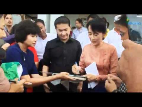 Daw Aung San Suu Kyi meets musicians on 24.12.2011