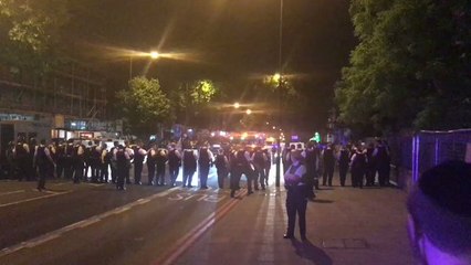 Video herunterladen: Riot Police Deployed in North London Estate Following Reports of Clashes