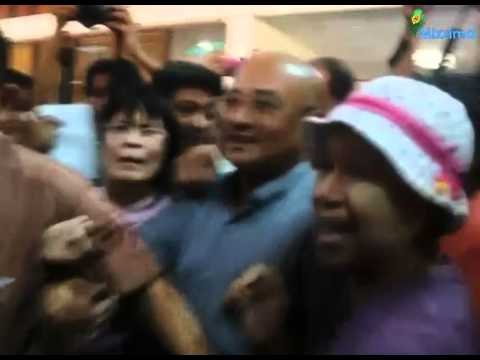 Supporters welcome Zarganar at Rangoon airport