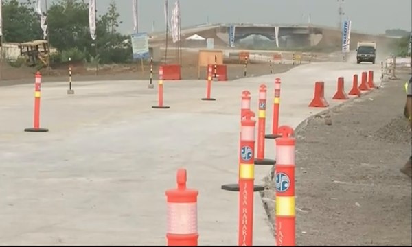 Debu Batasi Jarak Pandang Pengguna Tol Brebes-Pemalang