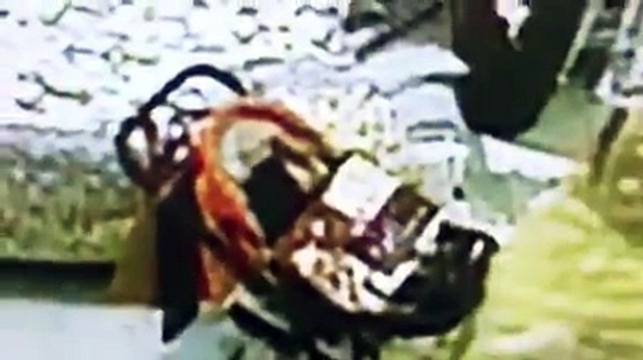 میں اور میری بیگم centaurs mall Chen One پر شاپنگ کر رہے تھے اور پاس ہی بچے کی پریم کھڑی کی ہوئ تھی ۔ بچہ میری گود میں تھا اور پریم پر baby bagاور میری بیگم کاُہینڈ بیگ لٹکا ہوا تھا - اسcc tv ویڈیو میں دیکھیں کس ہوشیاری سے بظاہرچ