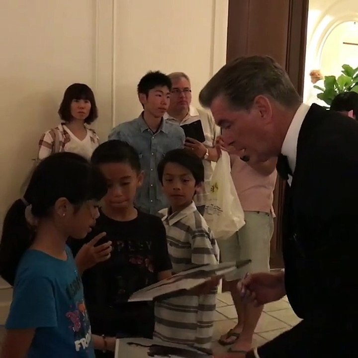 Pierce Brosnan great with fans at Honolulu, Hawaii