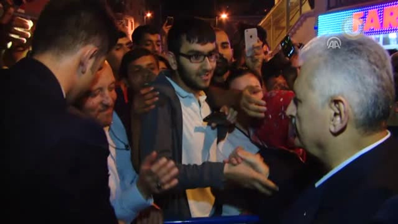 Başbakan Yıldırım, Ümraniye'de Teravih Namazının Ardından Vatandaşlarla Çay Içip, Sohbet Etti -...